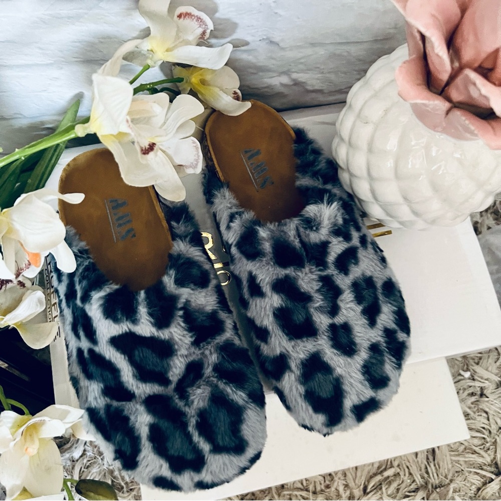 Fluffy Leopard Clogs